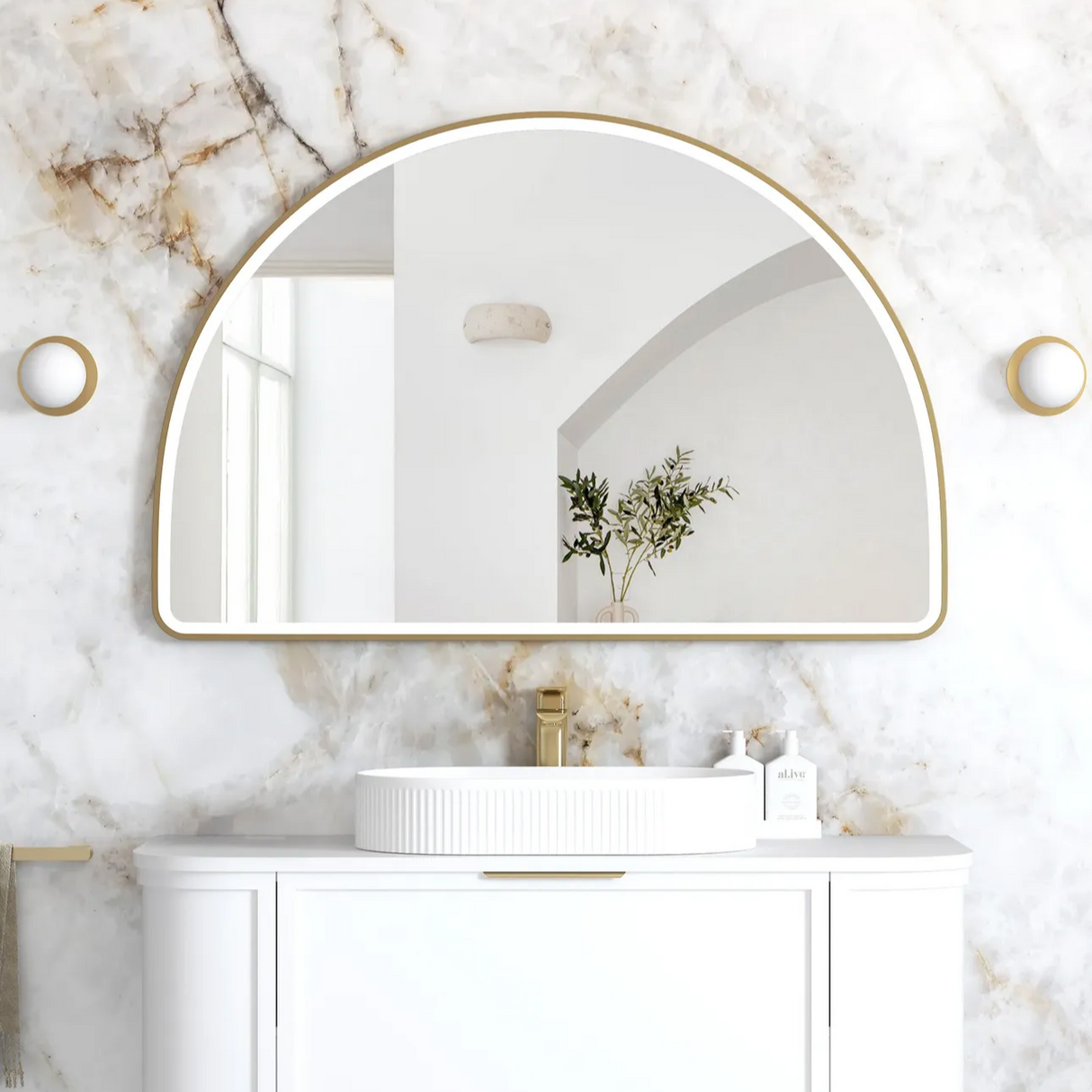 Bathroom with mounted Moonlight Archie 800mm LED Mirror - Gold Frame